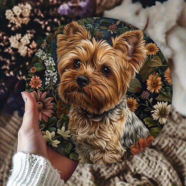 Rundes Metall-Wandkunstschild von Potdemiel mit Yorkshire-Terrier und Blumenmuster im rustikalen Design - Bild 1