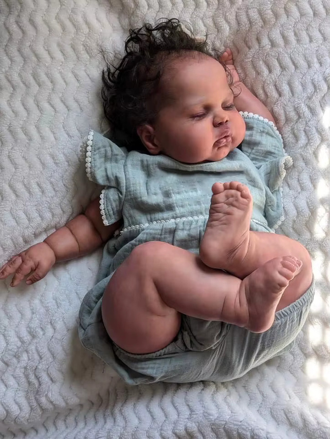 NPK 24-Zoll-schlafende Babypuppe, Mädchen, dunkle Haut, weicher Stoffkörper, ab 45_plus - Bild 1