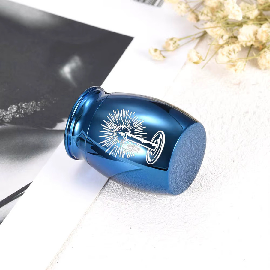 Mini-Urne für menschliche Asche aus Metall in Blau mit abstraktem Schnitzkerzen-Muster als Gedenk-Aschenhalter - Bild 3
