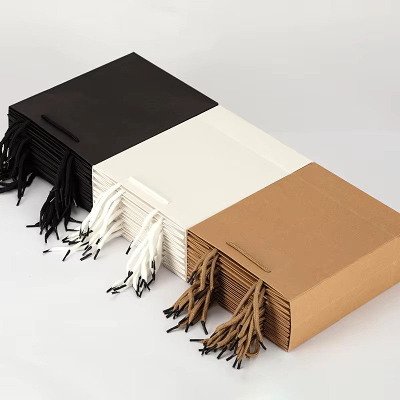 10 Stück personalisierte Kraftpapiertüten in Schwarz für Bekleidungsgeschäfte mit Logo-Druck - Bild 2