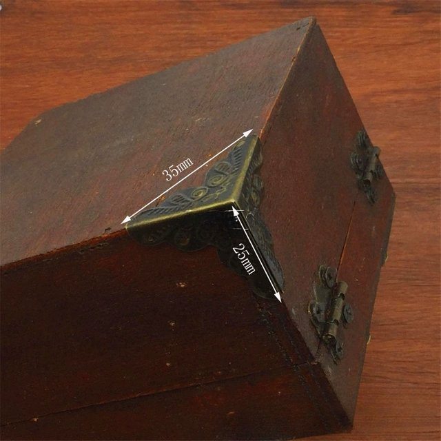 Antiker Eckenschutz aus Eisen für Holzkisten und Bastelboxen, Farbe: Gold, B/T/H: 35 x 25 x 25 cm - Bild 1