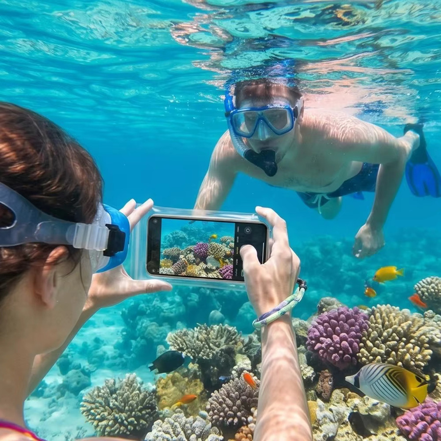 Wasserdichte Handytasche von newteneight in Transparent für iPhone, Samsung und Xiaomi als universelle Unterwasser-Hülle und Trockentasche - Bild 1