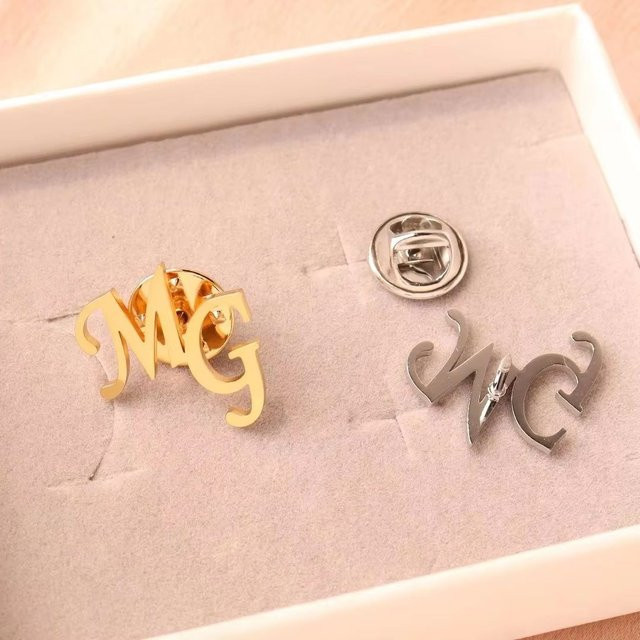 BANDUOER Doppelbuchstaben-Brosche, Edelstahl, Gold, Unisex - Bild 1