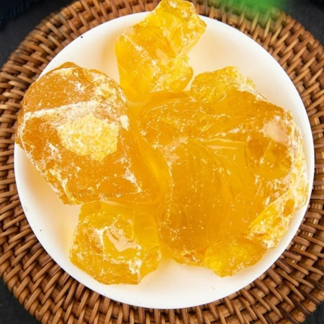 Hochreines Kolophoniumharz in Gelb als rutschfester Verstärkungsrohstoff und Haftvermittler für Klebstoffe und Gummibeschichtungen - Bild 1