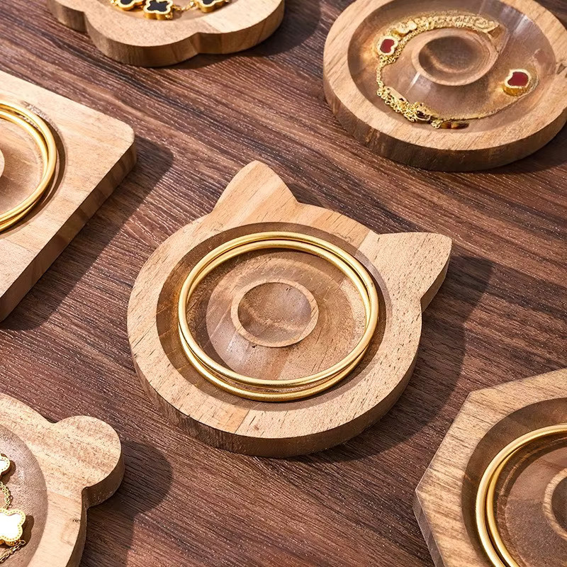 Präsentationsständer aus Walnussholz für Armbänder und Perlen in Braun und Gelb - Bild 3