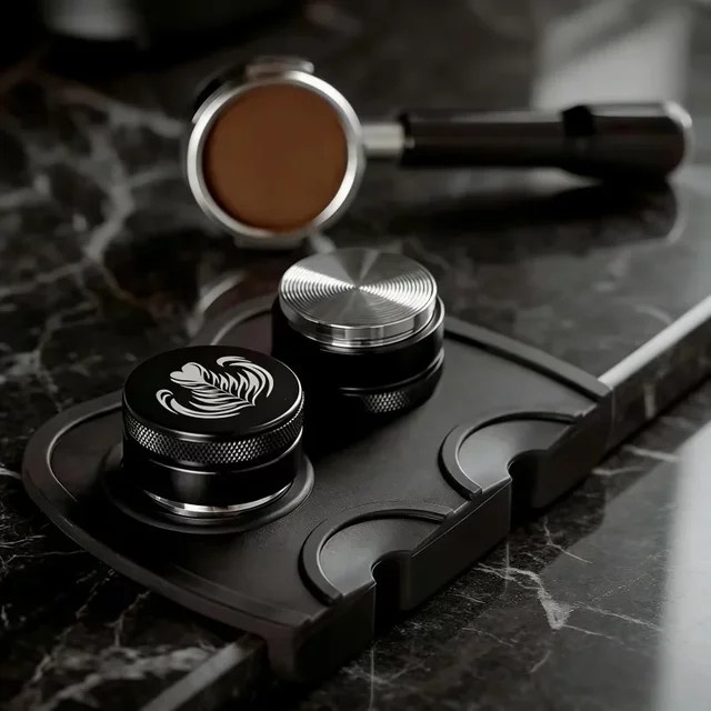 Delonghi Silikon Espresso-Kaffee-Tamper-Matte in Schwarz, rechteckige Anti-Rutsch-Matte für Siebträger und Barista-Werkzeug, Breite: 21,0 cm - Bild 1