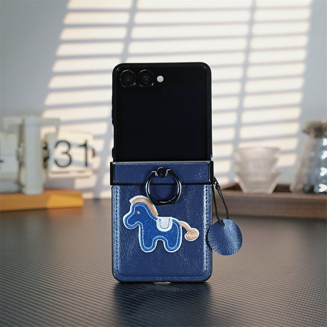 Premium PU-Leder Handyhülle mit Pferde-Stickerei für Samsung Galaxy Flip 8, 7 FE, 6, 5 und 4 in Schwarz mit Fingerringhalter - Bild 1