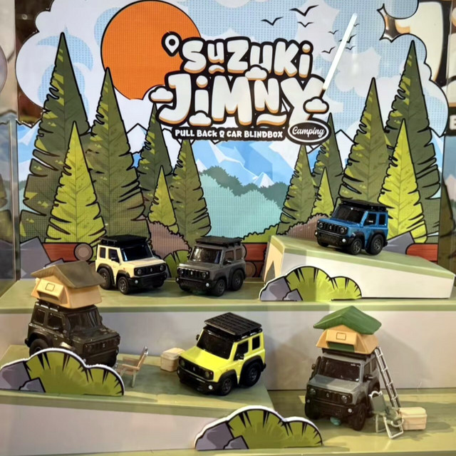 Tinyq Suzuki Jimny Let's Go Glamping Serie, Rückzieh-Auto, PVC - Bild 1