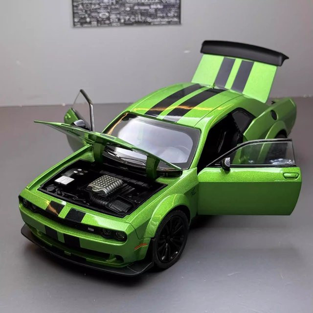 1:22 SRT Hellcat Klassischer Sportwagen, Modellauto, mit Sound und Licht, Grün - Bild 1