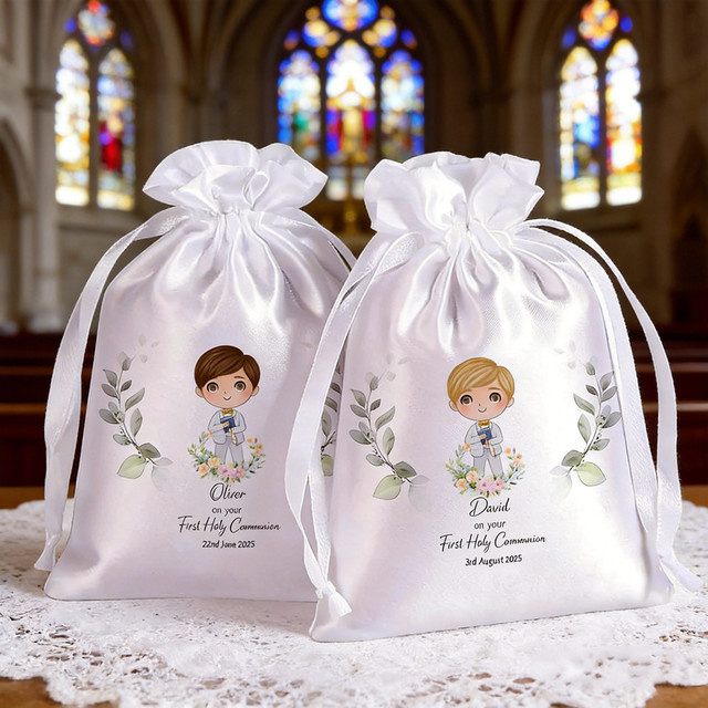 5 Stück personalisierte Geschenktüten zur Erstkommunion für Mädchen in Weiß mit Rosenkranz-Motiv aus Textil - Bild 1