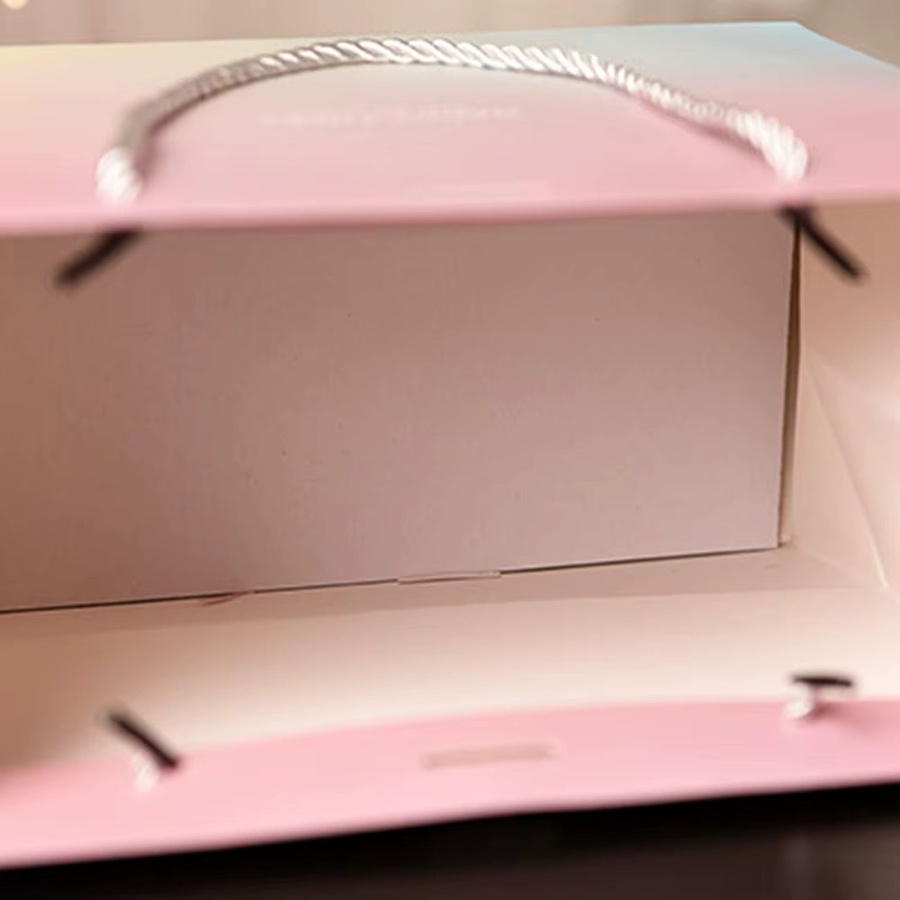 Bunte Papier-Geschenktüten mit Griffen und Schleifenband für Geburtstage und Hochzeiten - Bild 2