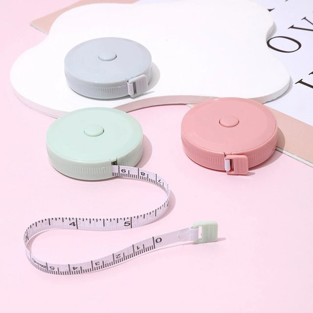 Tragbares kleines Maßband aus Weichleder in Pink, 1,5 m Länge mit automatischer Rückführung - Bild 1