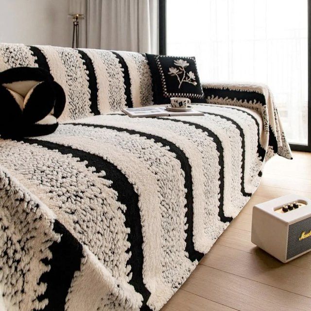 Böhmisches Jacquard-Sofahandtuch aus warmem Plüsch in Schwarz-Weiß gestreift - Bild 1