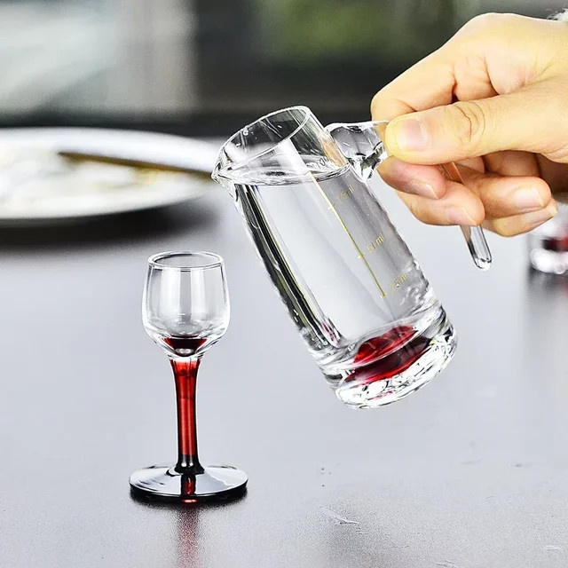 Chinesisches Baijiu-Set aus Glas mit transparentem Weinspender und Messskala, 100 ml Karaffe und 12 ml Schnapsglas - Bild 1