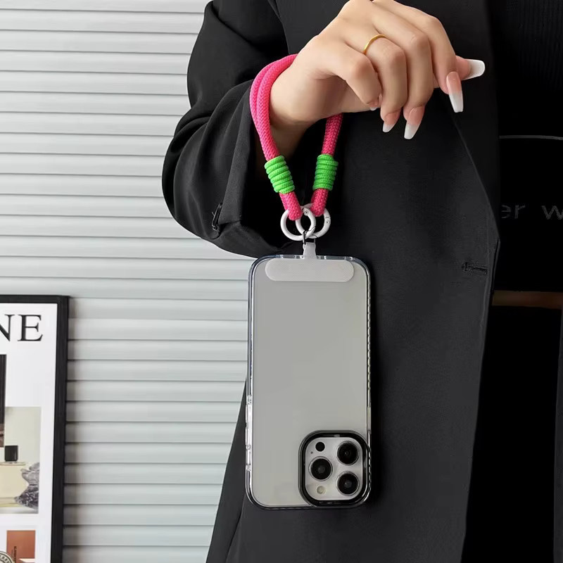 Pastellfarbenes Telefon-Lanyard mit Handschlaufe und Doppeldecker-Charm als Anti-Verlust-Kette für dein iPhone 17 Pro Max in Gelb - Bild 2