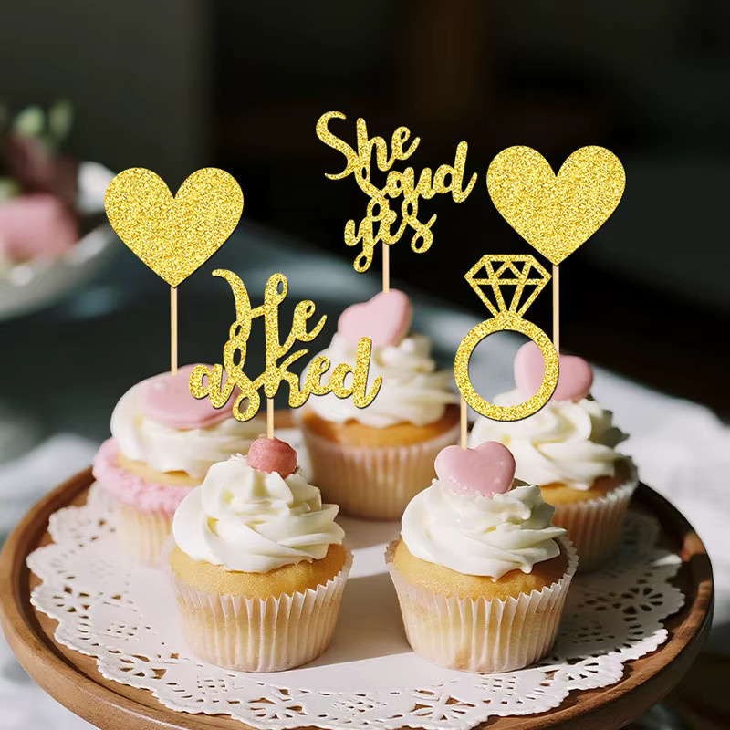 YOMDID 24 Stück Glitzernde Kuchenaufsätze He Asked She Said Yes in Gold aus Bambus für Hochzeit und Verlobung - Bild 4