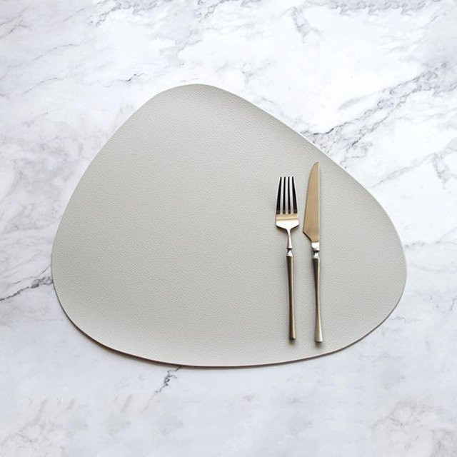HomeHarmony Tischset und Untersetzer-Set aus Kunstleder in Beige, Nordisches Design, wasserdicht und hitzebeständig, Coaster 13 x 11 cm - Bild 1