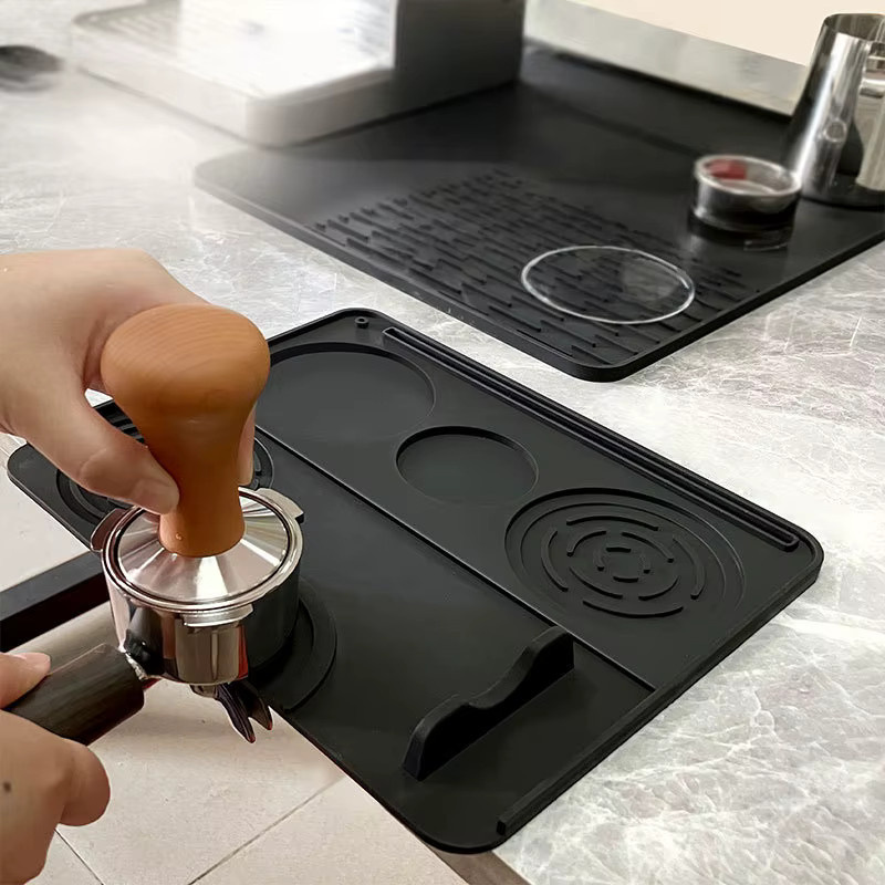 JUSTINLAU 3-in-1 Kaffeematte aus Silikon mit Tamperunterlage, rutschfest und abnehmbar, Grau/Schwarz - Bild 1