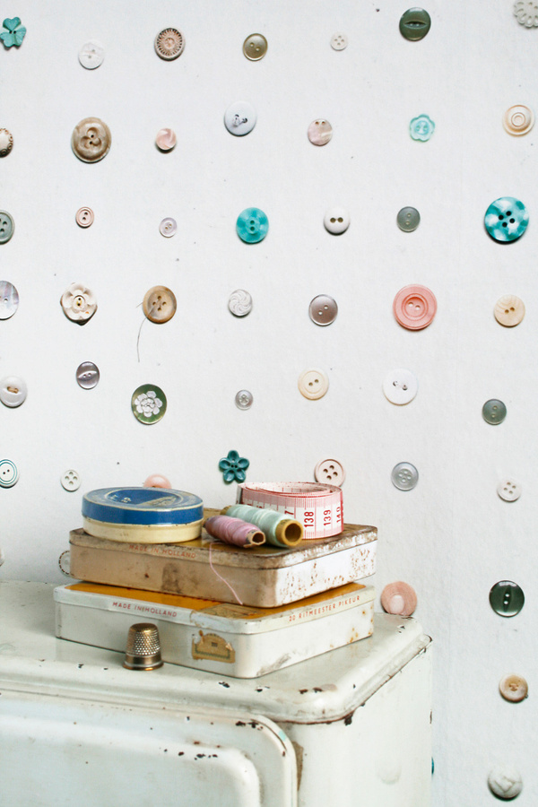 Studio Ditte Tapete Button in Multicolour und Weiss, abstraktes Vintage-Design, Vlies-Tapete, Breite: 50 cm, Länge: 10 m - Bild 1