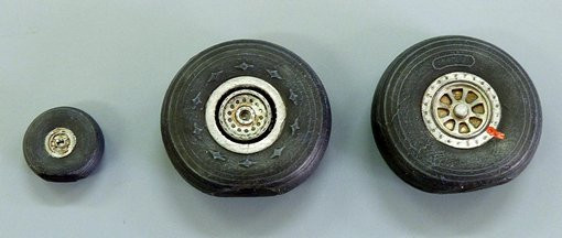 plusmodel C-46 Commando - Wheels - Bild 1