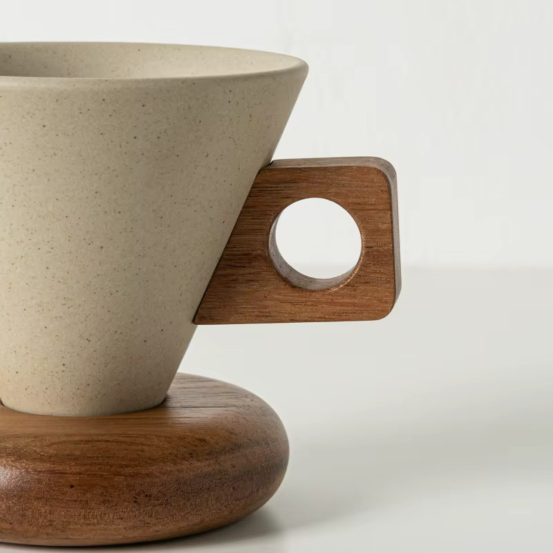 JUSTINLAU Keramik-Kaffeetassen-Set mit Löffel und Holzsockel in Beige - Bild 3