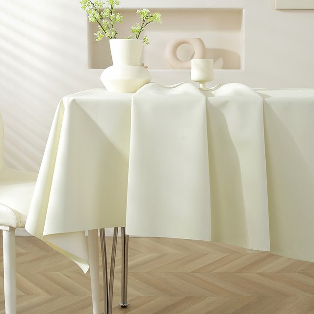 Wasserdichte und rutschfeste Tischdecke aus weichem PU-Schaffell-Imitat in Cremeweiß im minimalistischen Design - Bild 1