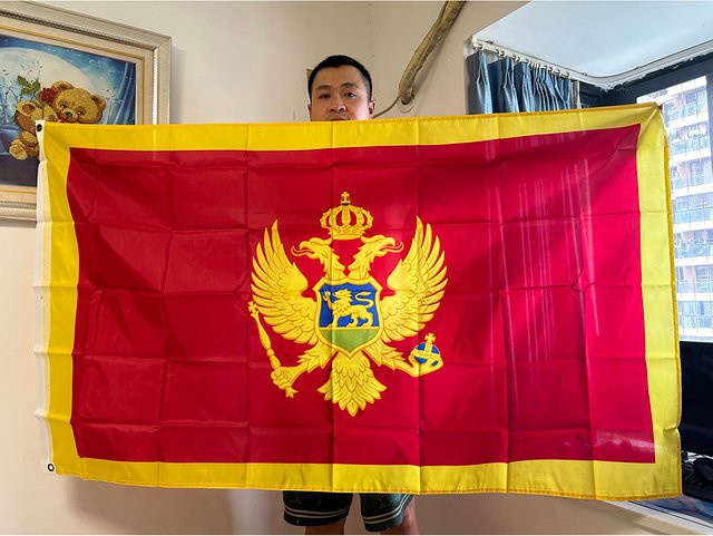 SKY FLAG Montenegro-Flagge aus Polyester als bedrucktes Hängebanner, Rot, B: 150 cm, H: 90 cm - Bild 1
