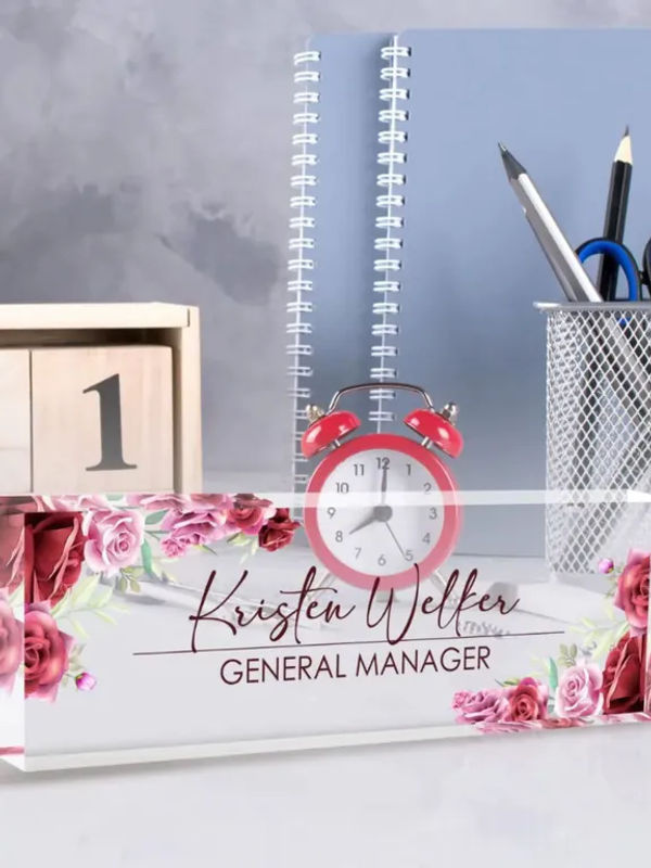 Personalisiertes Acryl-Schreibtisch-Namensschild von Hello Young mit rosa Blumenmuster - Bild 5