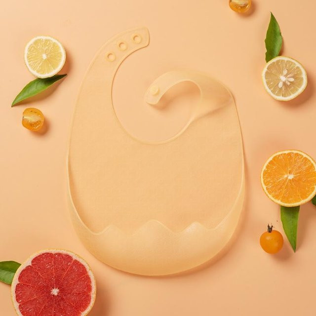 Wasserdichtes Silikon Baby Lätzchen von NATAWA in Orange, wiederverwendbare Schürze mit Krümelauffangschale - Bild 1