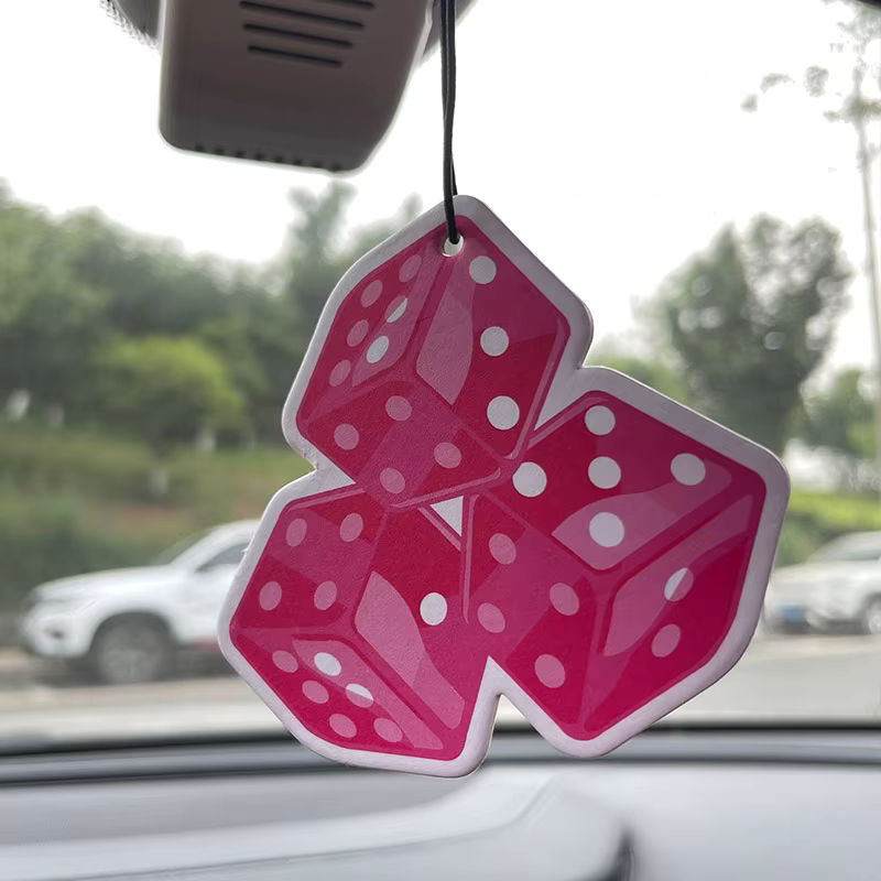 Japanischer Cartoon Duftanhänger für das Auto als Rückspiegel-Lufterfrischer in Rosa - Bild 2