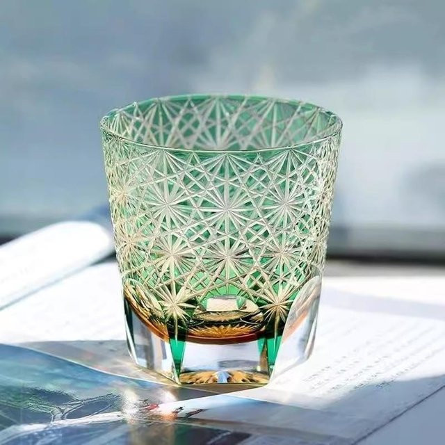 Edo Kiriko Kristall Weinglas mit handgraviertem Chrysanthemenmuster von Yiran Furniture, grün, 280 ml - Bild 1