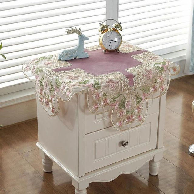Julliette Traum Quadratische Tischdecke mit Spitze und Stickerei in Pink, B/B/H: 70 x 70 x 0 cm - Bild 1