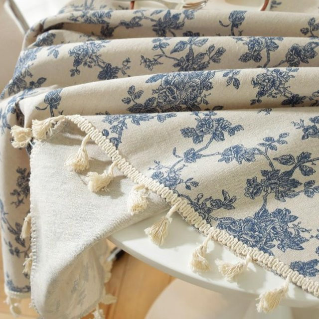 Runde Tischdecke von MARKET-1 aus Baumwollleinen mit floralem Pfingstrosen-Print und Quasten in Blau, Durchmesser: 90 cm - Bild 1