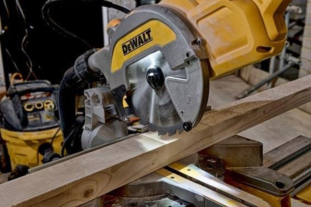 DeWalt DWS777-QS Zug-Gehrungssäge mit 1800 W und 216 mm Sägeblatt in Gelb - Bild 2