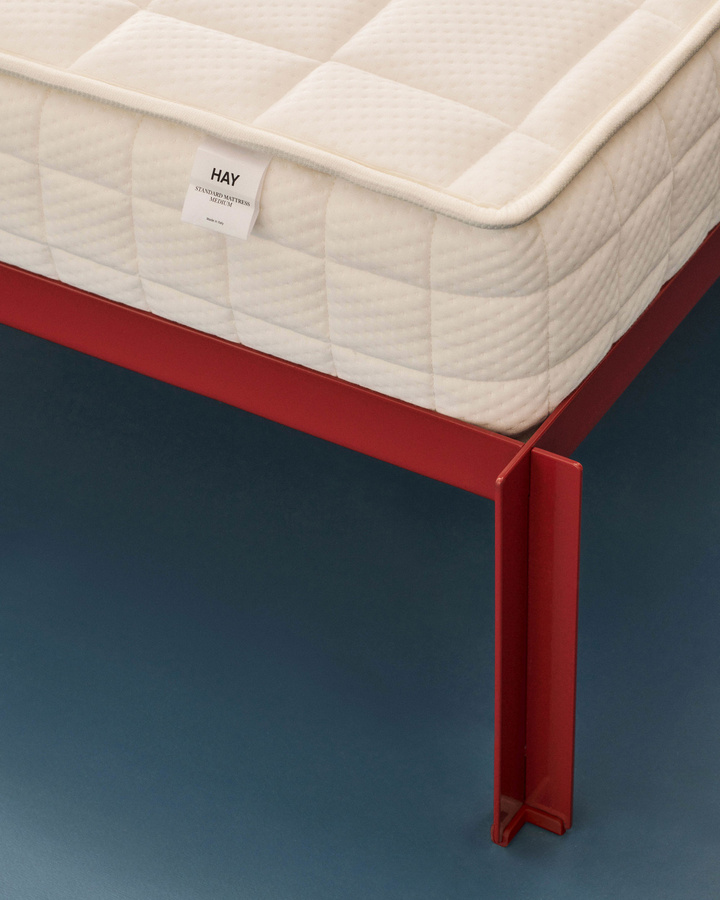 HAY Connect Bed aus Metall in Rot im Industrial Design, pulverbeschichtet - Bild 2