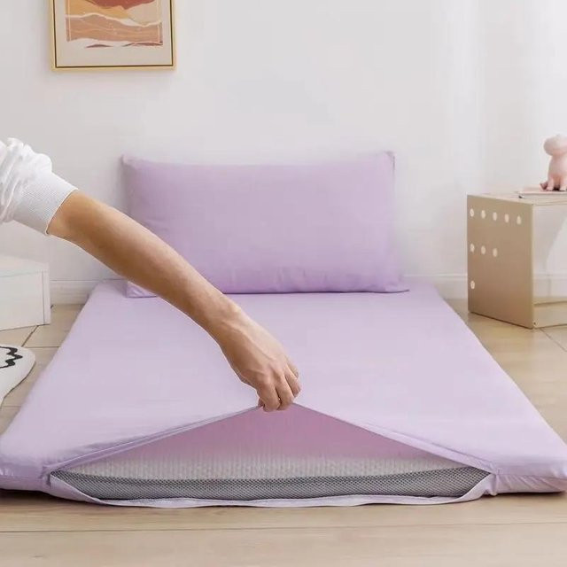 Matratzenschoner mit Reißverschluss aus Polyester in Lila, B/T: 120 x 200 cm, atmungsaktiv und milbensicher - Bild 1