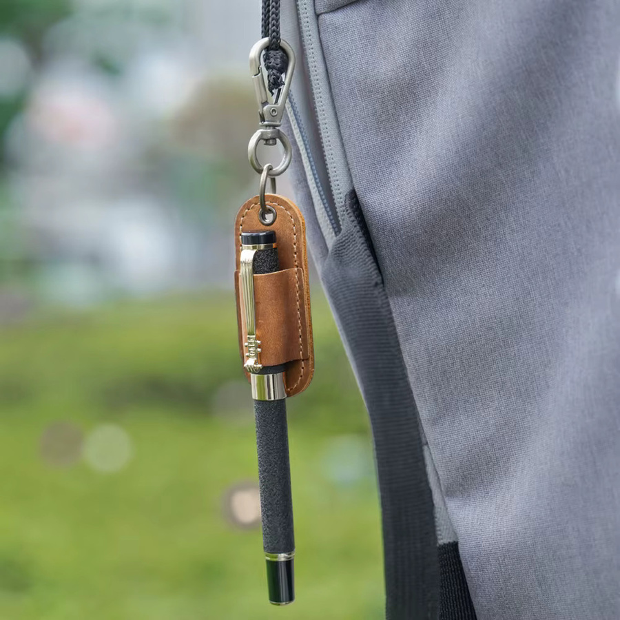 Tragbarer Stifthalter aus Leder mit Karabinerhaken als Schlüsselanhänger in Blau oder Braun - Bild 2