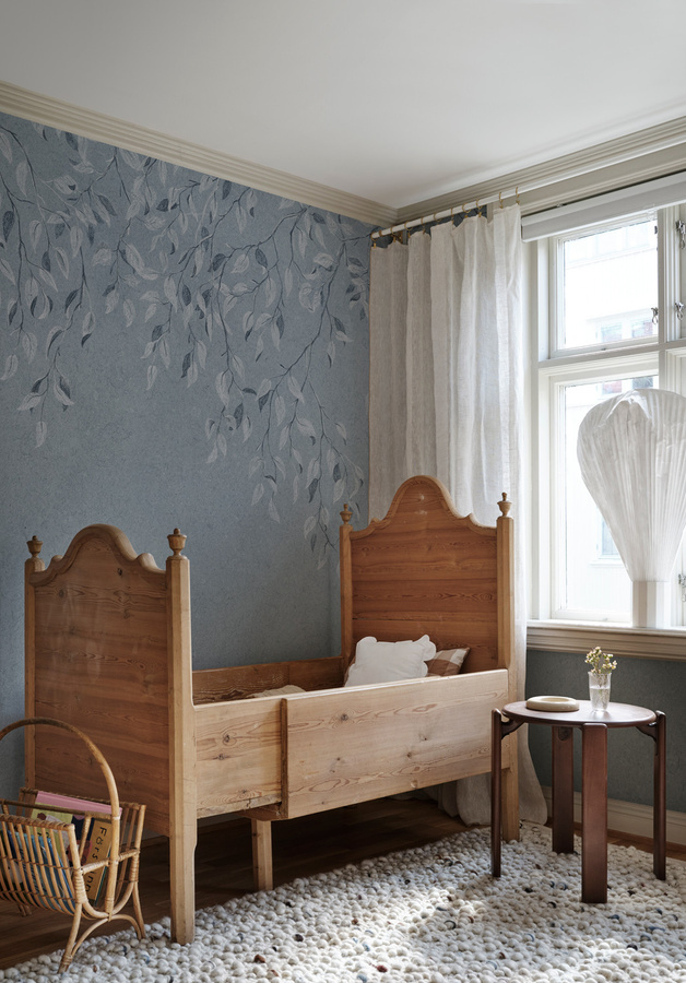 Sandberg Mural Liselund Tapete in Misty Blue mit Buchenzweigen im skandinavischen Design aus Vlies - Bild 2
