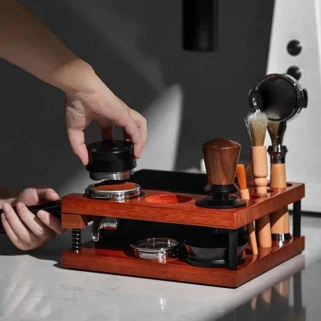 JUSTINLAU Kaffeepulverhalter mit Klopfbox und doppelschichtigem Holzverteiler in Braun für Siebträger 51 mm, 54 mm oder 58 mm inklusive Puck-Screen Aufbewahrungsbasis - Bild 1