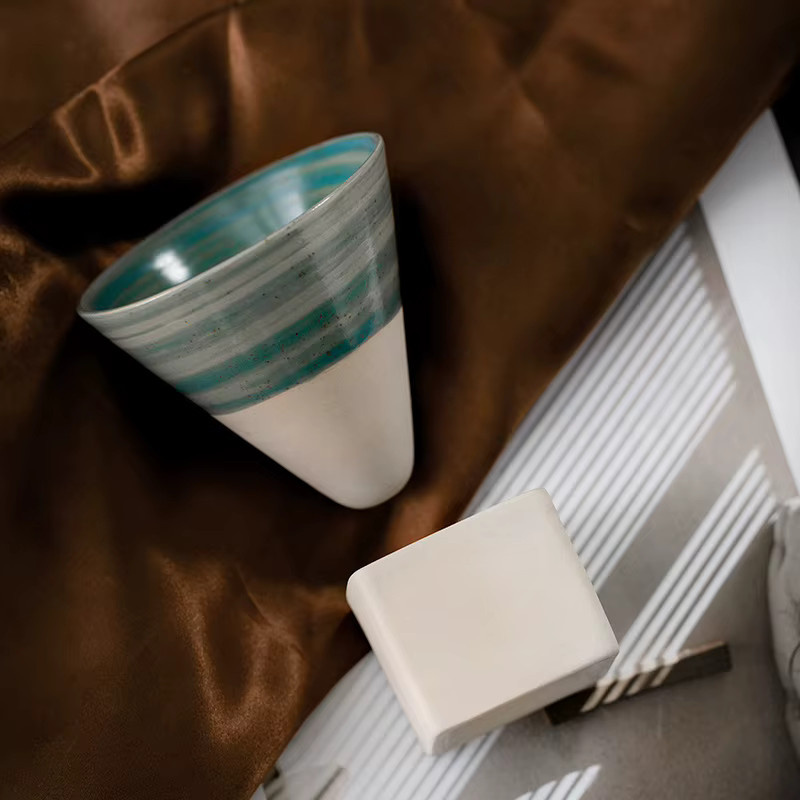 Japanische Keramiktasse im Retro-Design mit dreieckiger Kegelform, Mehrfarbig - Bild 2