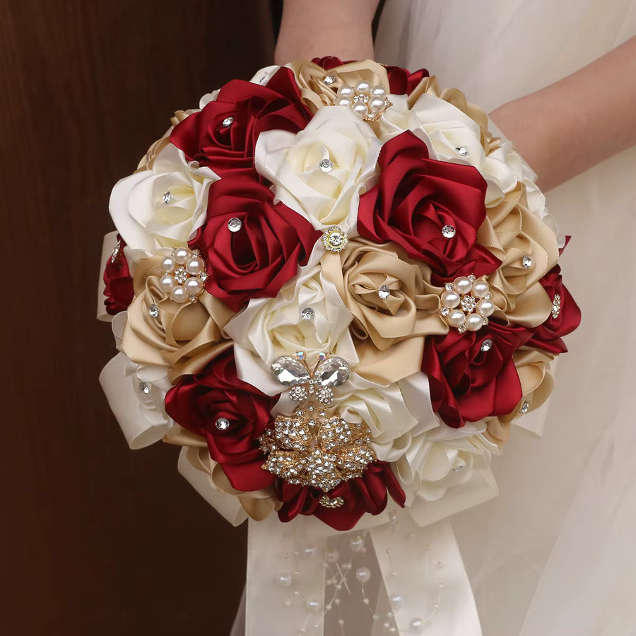 Yannew Handgefertigter Hochzeitsstrauß in Weiß und Rot mit Rosen, Kristallperlenkette und Textilband für Braut und Brautjungfern - Bild 2