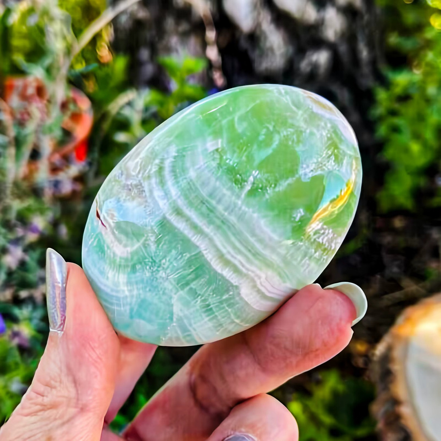 Karibischer Calcit Handstein von CrystalHola in ovaler Form zur Dekoration von Heim und Büro - Bild 2