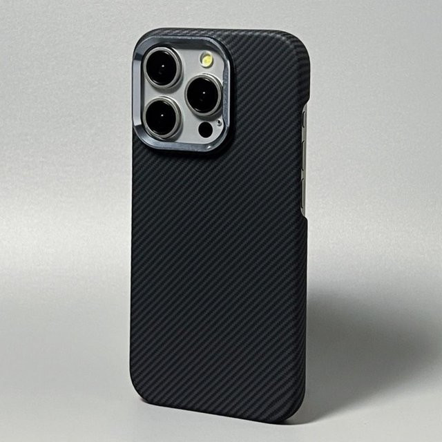 Stoßfeste MagSafe Hülle mit Kevlar-Textur und Metall-Kameraobjektiv-Rahmen für Apple iPhone 17 16 15 14 13 Pro Max in Schwarz - Bild 1