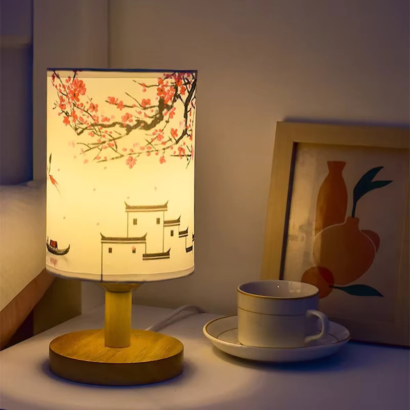 Dimmbare LED Tischlampe im orientalischen Design mit quadratischem Stofflampenschirm und Holzfuß in Weiß - Bild 2