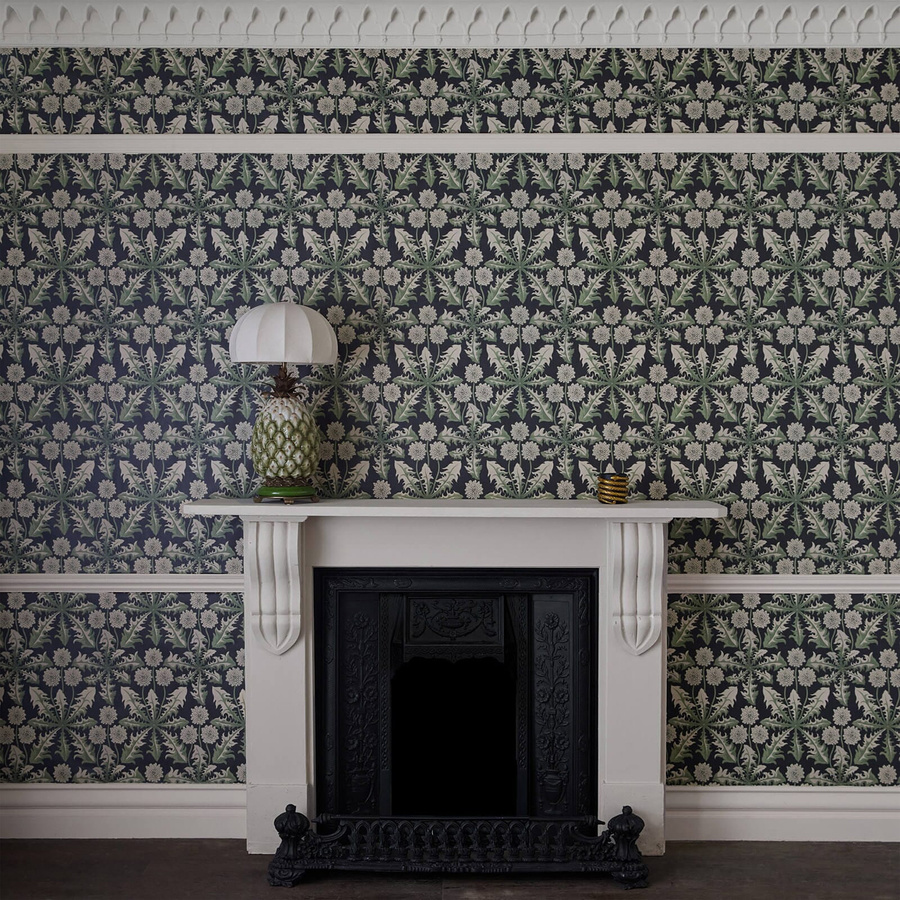 House of Hackney Tapete Taraxa Noir in Schwarz mit floralem Botanical-Design aus Vlies - Bild 1