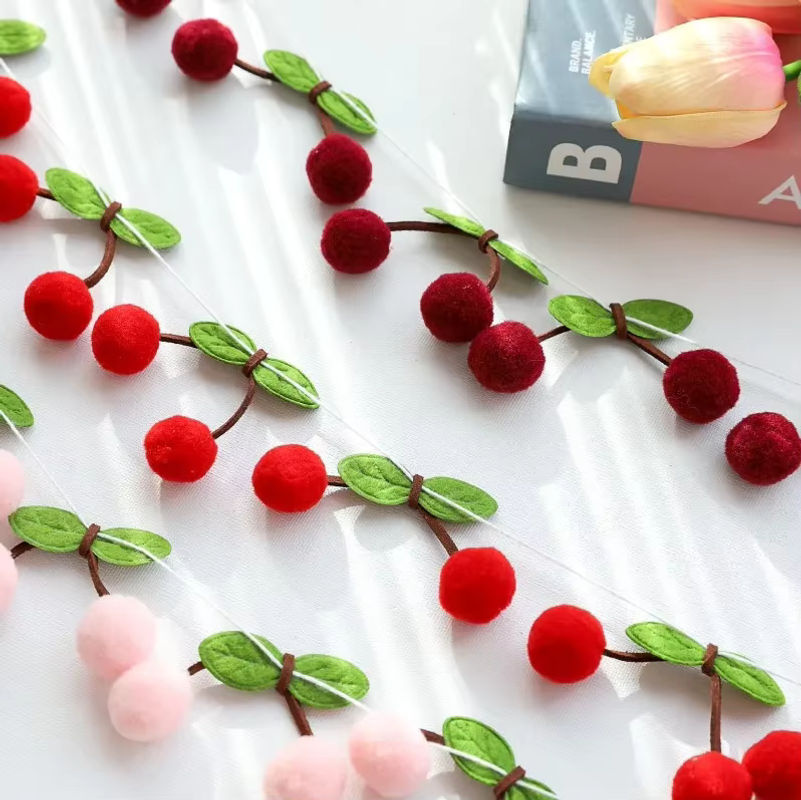 Handgemachte Kirschfilz Girlande mit Pompoms als Wandbehang für Kinderzimmer und Partys in Rosa und Mehrfarbig - Bild 4