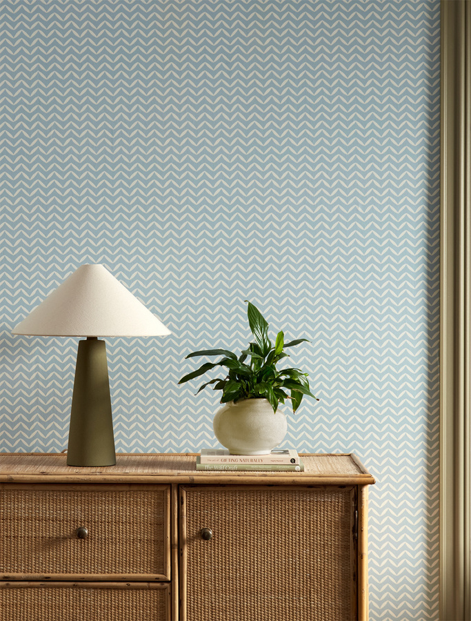 Scion Tapete Sapling in Mist mit botanischem Naturmotiv und geometrischem Mid-Century Design aus Vlies - Bild 1