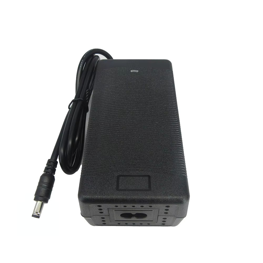 BAYADOU Lithium-Ionen-Ladegerät mit Lüfter für 12V 24V 36V 48V Akkus, DC mit Barrel-Plug, Schwarz - Bild 2