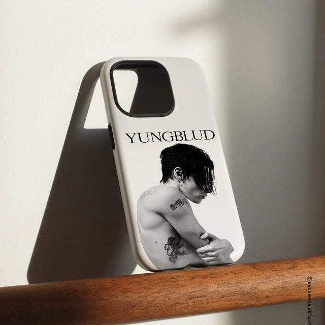 Y-Yungblud Idols Handyhülle für iPhone 12 bis iPhone 17 Pro Max Plus, glänzende HD-Doppelschicht-Flüssighartschale, Weiß - Bild 1