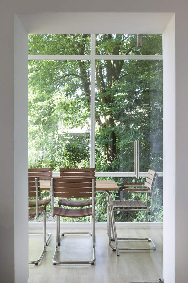 Thonet S 40 Freischwinger All Seasons in Braun mit Iroko und Edelstahl - Bild 3
